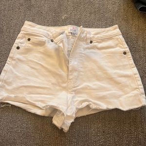 this is a pair of jean shorts in white with a button and a zipper! Size 27 or 6